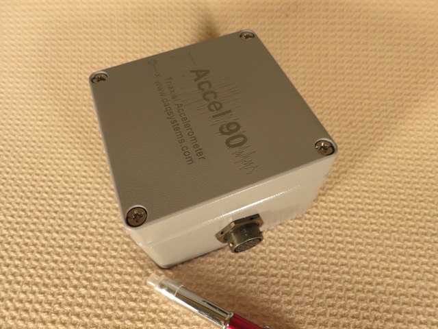 Triaxial accelerometer, 90dB